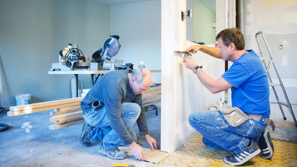 Meșterii în salopete albastre renovează apartamentul.